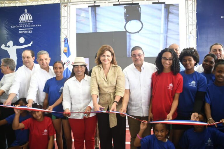 Peña entrega obras deportivas en Independencia y Bahoruco