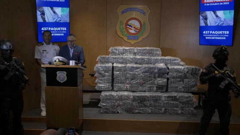 Atrapan otra lancha con 437 paquetes presumiblemente cocaína