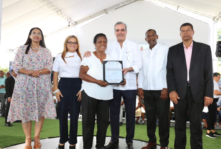 Presidente Abinader entrega más de 800 títulos de propiedad