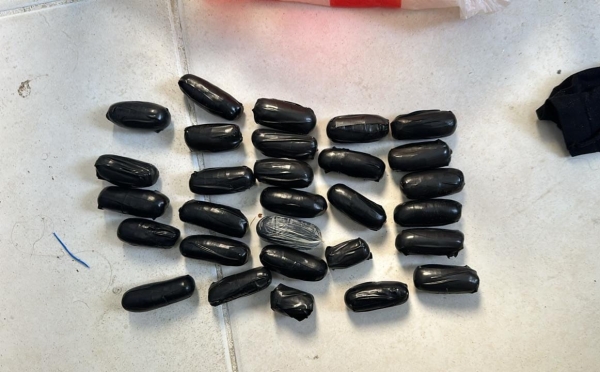 Autoridades ocupan 77 bolsitas de cocaína y arrestan dos personas