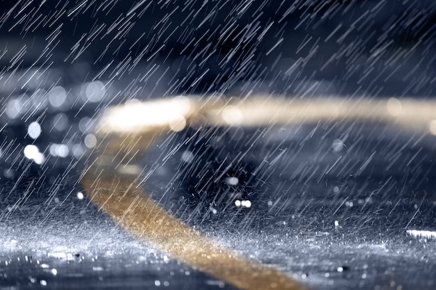 fuerte-lluvia-o-aguacero-gotas-lluvia-caen-sobre-asfalto-noche-o-tarde_160152-2364 Aguaceros, tronadas y ráfagas de viento muy puntuales