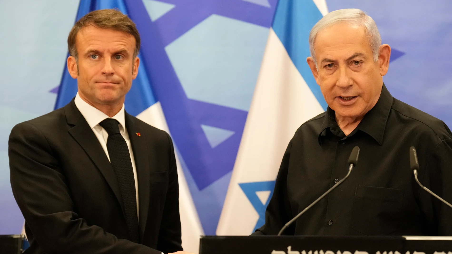 presidente-frances-emmanuel-macron-primer-ministro-israeli-benjamin-netanyahu-saludan-reunion-tel-aviv_98 Macron propone coalición internacional enfrente a Hamás