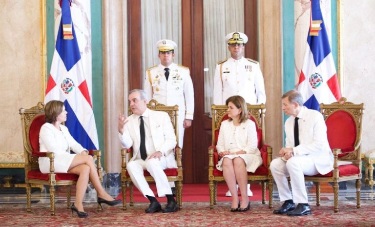 Abinader recibe cartas credenciales de seis nuevos embajadores