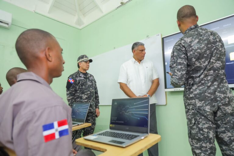 Gobierno hace entrega de 1,077 computadoras
