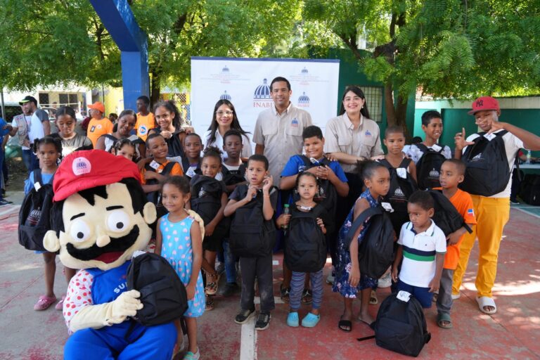 Inabie inicia entrega de kits escolares a estudiantes afectados por lluvias