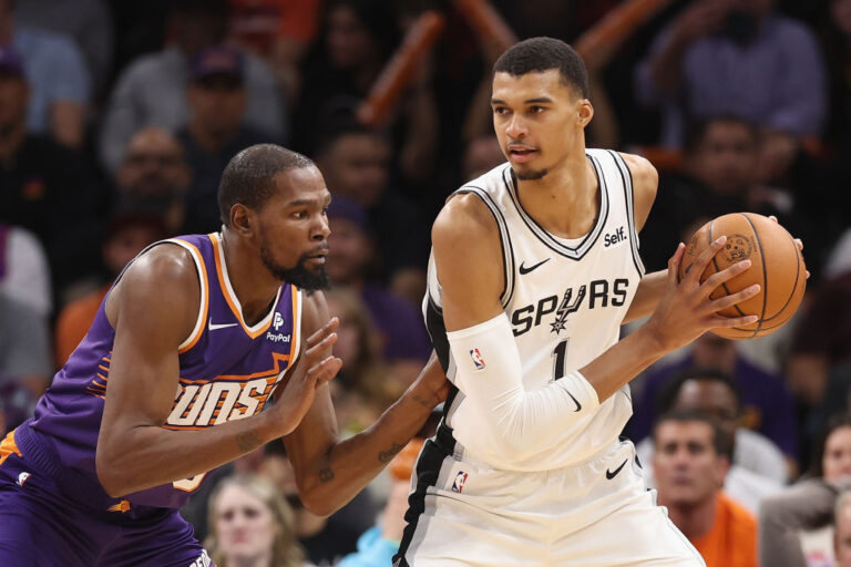 Un espectacular Wembanyama pasa por encima de los Suns