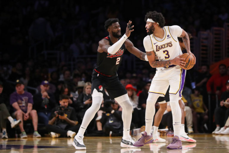 Los Lakers Logran victoria ante los Blazers sin LeBron James