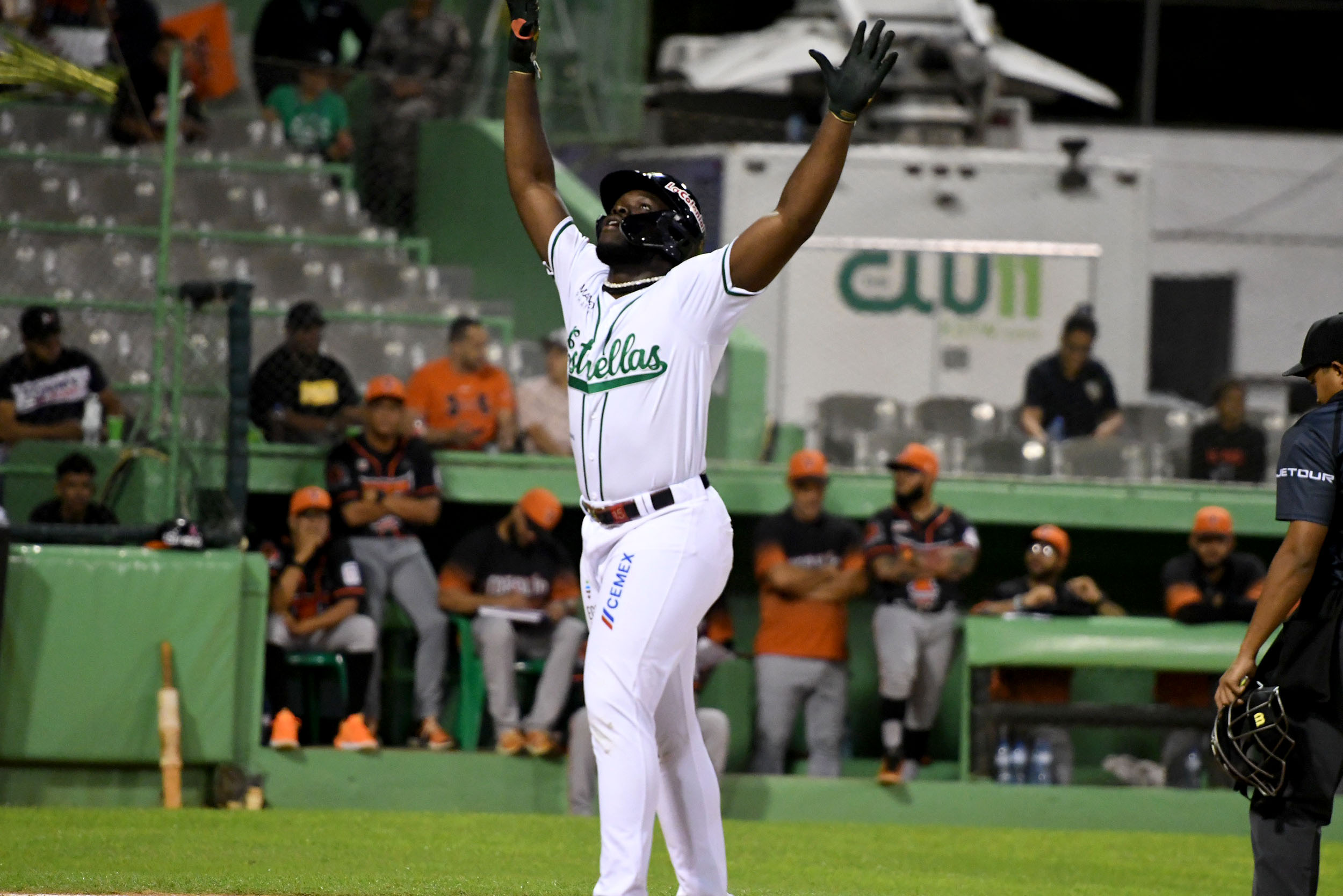 JHONKENSY NOEL_4 Las Estrellas dejan en el terreno a los Toros
