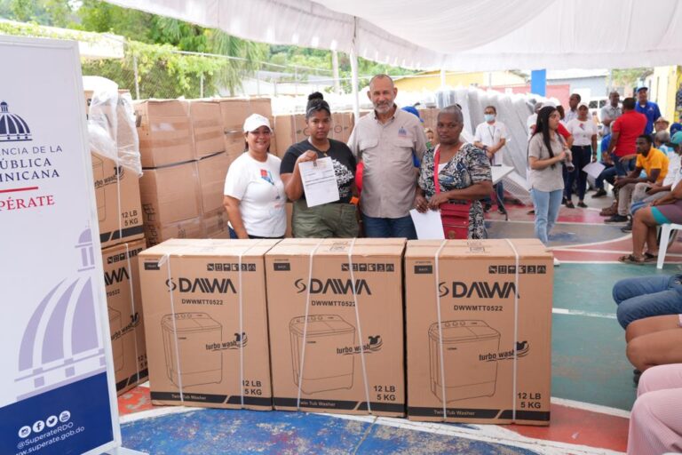  Gobierno brinda apoyo a familias afectadas por disturbio tropical