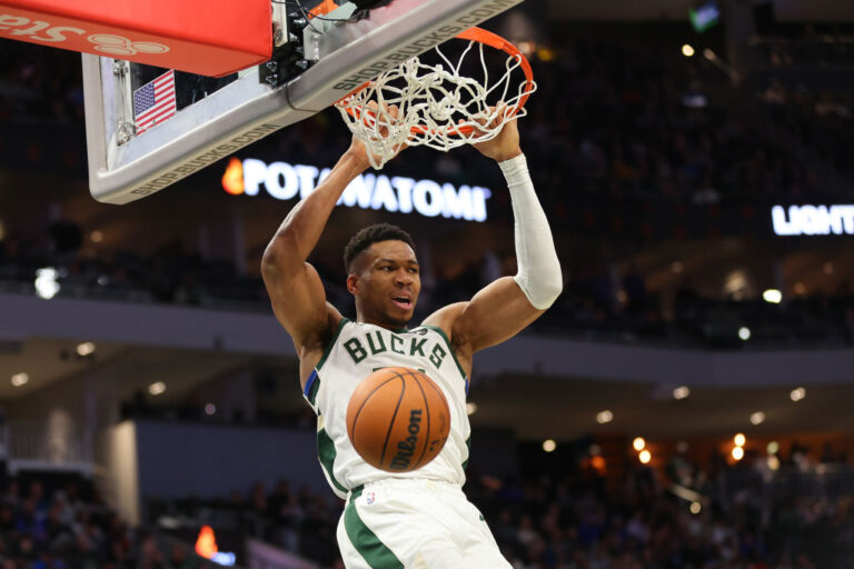 Giannis anota 64 puntos ante los Pacers