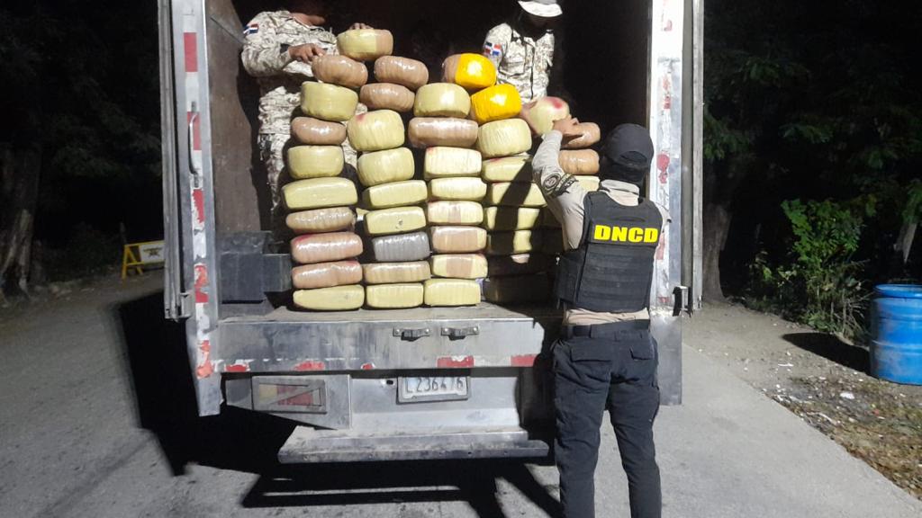 IMG-20231227-WA0346 CESFRONT y DNCD incautan en carga de naranjas 368 libras de marihuana
