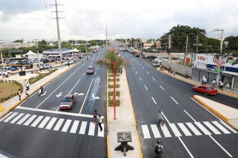 Abinader inaugura modernización de la autopista de San Isidro