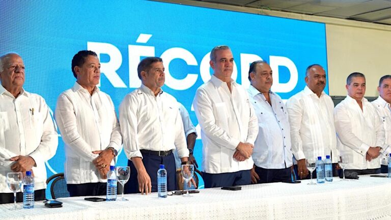 Abinader destina más de mil millones de pesos al sector avícola