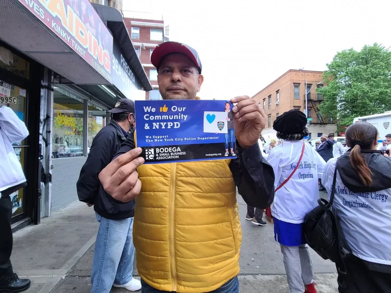 Bodegas de NY se defienden ante ola criminal con armas de fuego