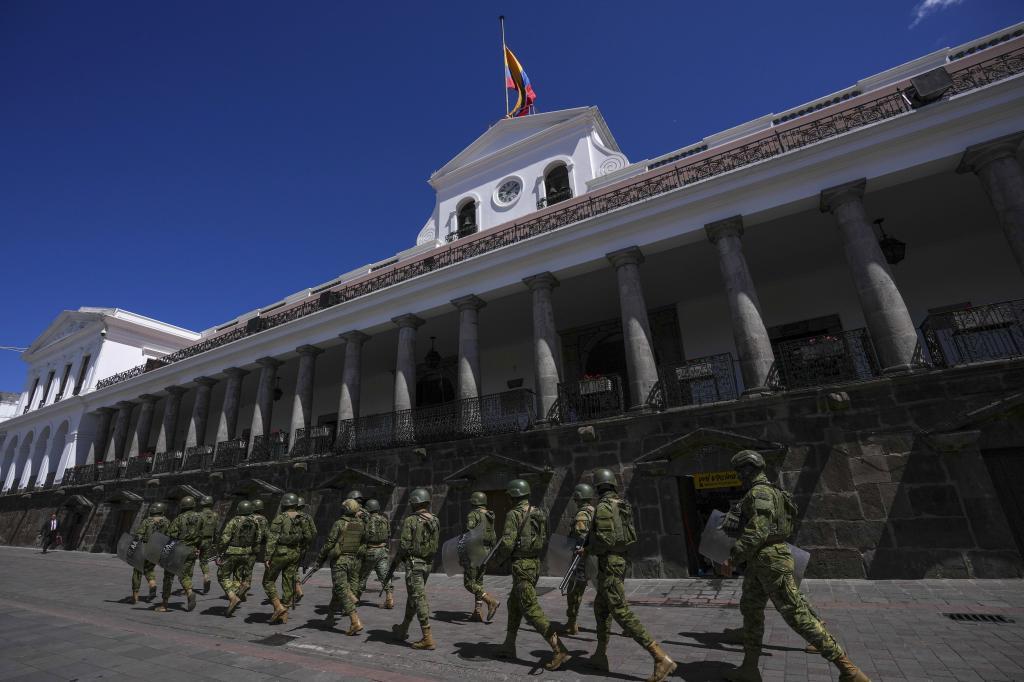 16917747025301 El Palacio de Gobierno simboliza un Ecuador militarizado