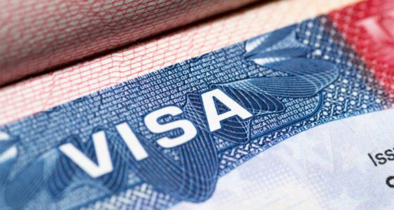 Aumento de tarifas en transmites migratorios de USCIS para agilizar procesos.