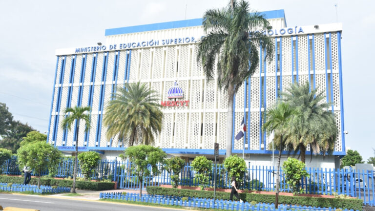 Mescyt triplica cupos de Inglés de Inmersión en Pedernales