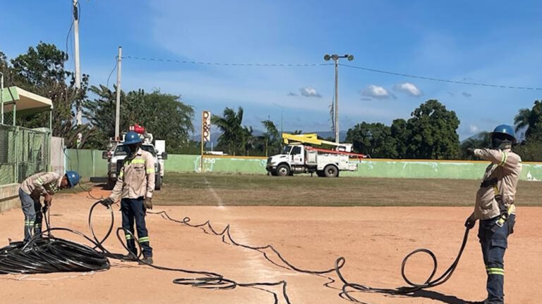 Edesur electrifica e ilumina estadio de softbol Rafael Segura