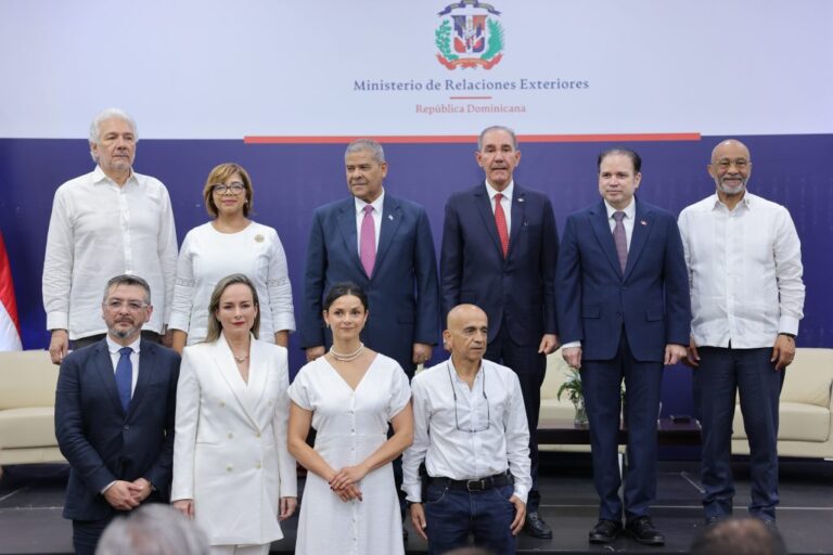 Mirex logra cooperación de Colombia con más de 10,000 becas para dominicanos