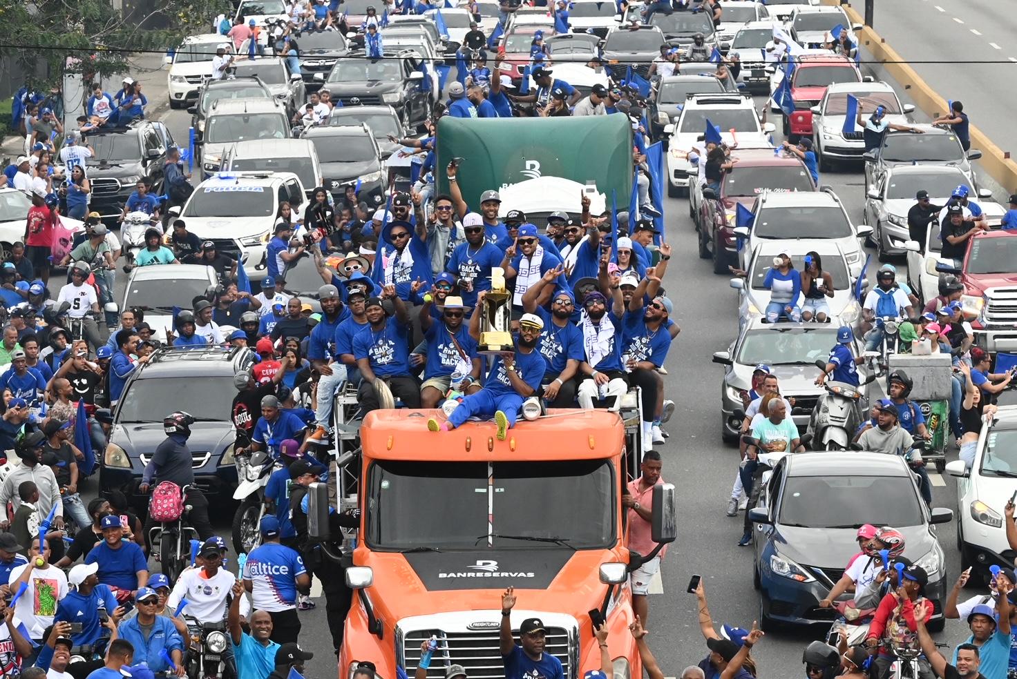 CARAVANA-1 Licey recorre las principales vías en caravana
