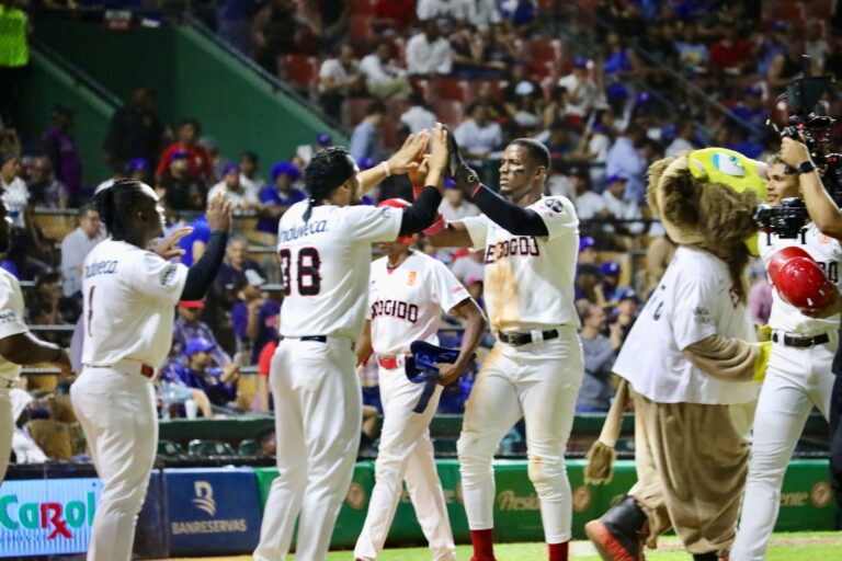 Leones empata en segundo con Tigres
