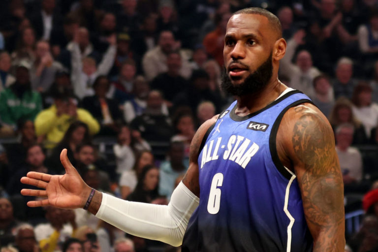 GettyImages-1467751921-768x512 Los quintetos titulares del All-Star Game 2024 han sido confirmados por la NBA. En el Este, el equipo estará conformado por Tyrese Haliburton, Damian Lillard, Jayson Tatum, Giannis Antetokounmpo y Joel Embiid. Mientras tanto, en el Oeste, los titulares serán Shai Gilgeous-Alexander, Luka Doncic, LeBron James, Kevin Durant y Nikola Jokic. Destaca el hecho de que LeBron James ha sido seleccionado para su 20ª participación en el All-Star Game, superando así el récord establecido previamente por Kareem Abdul-Jabbar. Además, Haliburton, quien jugará en su ciudad natal de Indiana, expresó su emoción por representar al equipo local. En cuanto a las selecciones, Damian Lillard fue elegido en el Este, aunque su inclusión generó ciertas dudas debido a la fuerte competencia en la posición de base. Jalen Brunson estuvo cerca de ser seleccionado, pero finalmente quedó fuera del quinteto titular. En el Oeste, Shai Gilgeous-Alexander fue elegido, aunque según los fanáticos, Stephen Curry habría sido el titular preferido. Sin embargo, Gilgeous-Alexander recibió suficiente respaldo de la prensa y otros jugadores para asegurar su lugar en el equipo inicial. En resumen, los quintetos titulares del All-Star Game 2024 reflejan una combinación de talento establecido y emergente en la NBA, y prometen ofrecer un emocionante espectáculo para los aficionados.