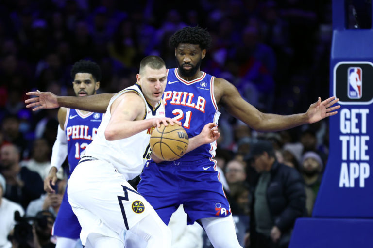 Joel Embiid gana duelo de MVPs ante Nikola Jokic