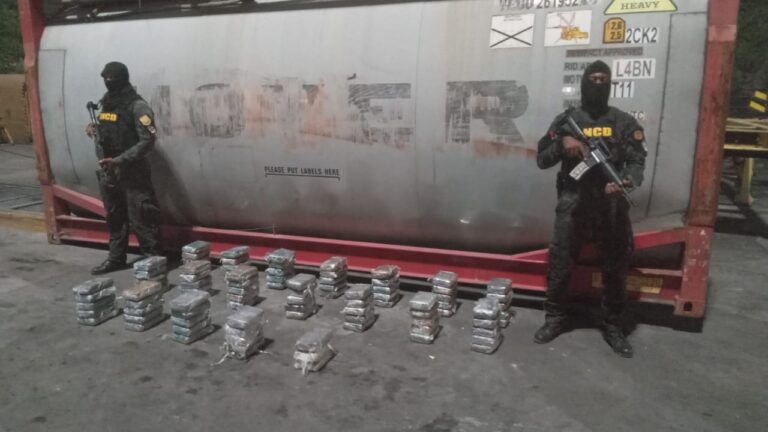 Incautan en isotanque 93 paquetes presumiblemente cocaína