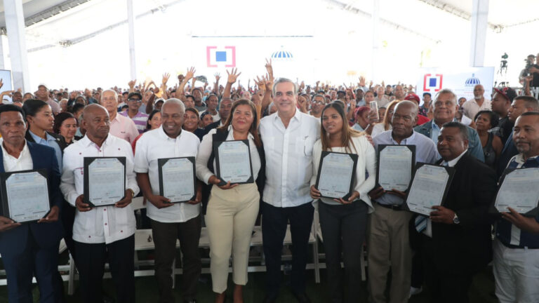 Abinader entrega 3,100 títulos de propiedad a residentes del Tamarindo I