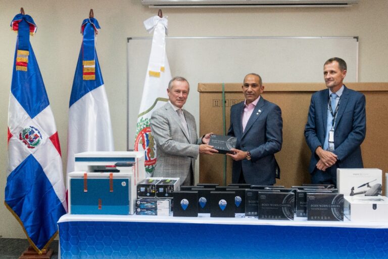 Embajada Francia entrega equipos a la DNCD