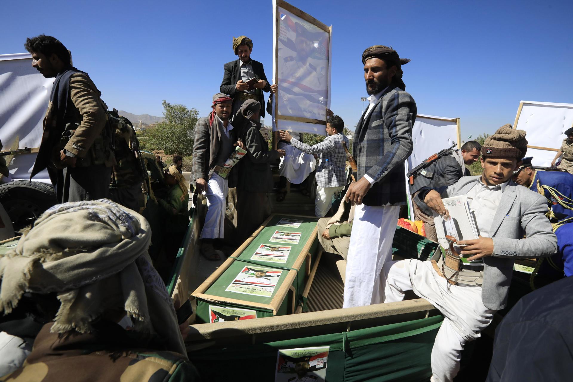 US says it shot down a Houthi missile in Red Sea EEUU sopesa volver a designar a los hutíes como terroristas