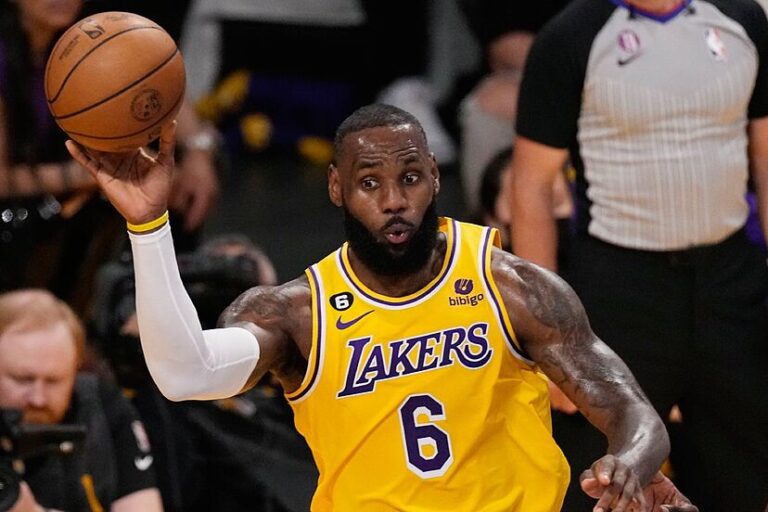 LeBron lo deja todo en manos de los Lakers