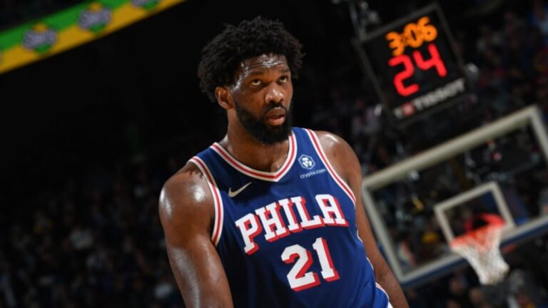 Embiid pasará por quirófano y peligra la temporada para él