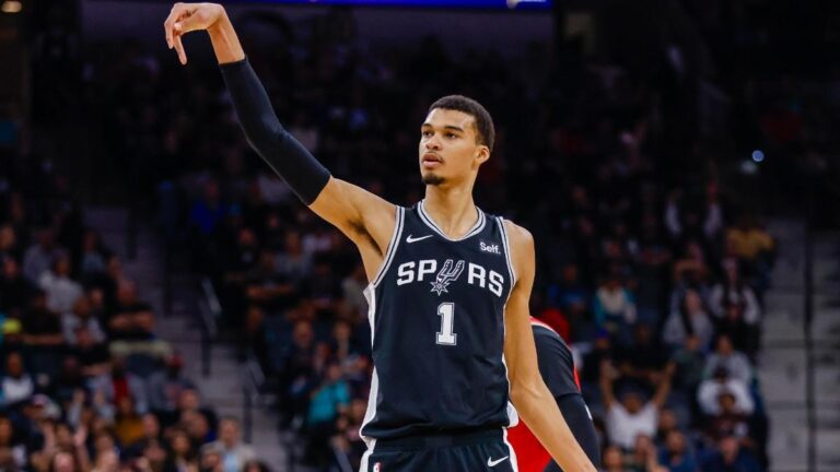 Wembanyama hace historia con un triple-doble