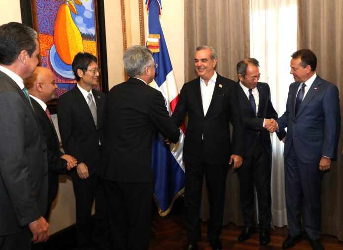 8C8A6229 Abinader recibe delegación de empresa japonesa Yazaki