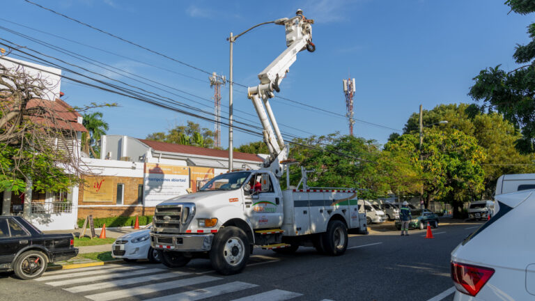 Edesur ilumina periferia y habilita doble circuito a Hotel Dominican Fiesta