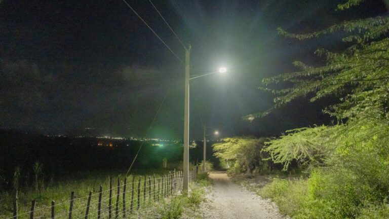 Edesur electrifica remota comunidad El Pie de la Loma