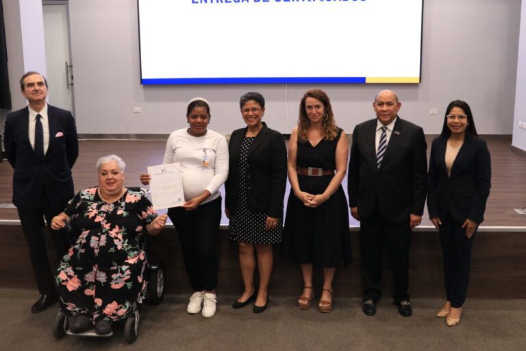 Certifican formadores para asistencia a personas con discapacidad