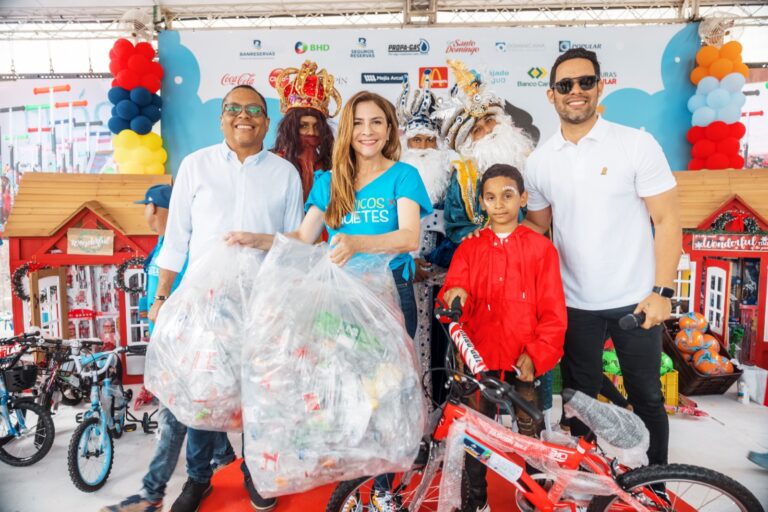 Alcaldesa Carolina Mejía ampliará programa "Plásticos por Juguetes" al canje de utiles escolares
