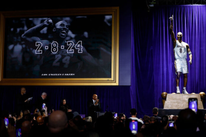 Lakers desvelan la primera estatua en homenaje a Kobe Bryant