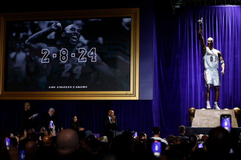 Lakers desvelan la primera estatua en homenaje a Kobe Bryant