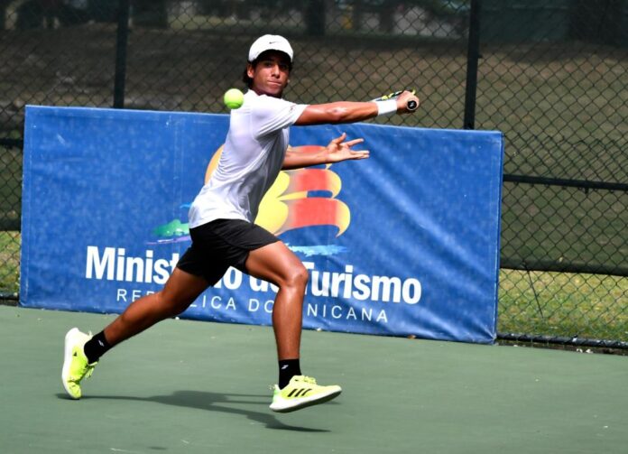Alberto Puello avanza en Copa de tenis Los Tres Ojos