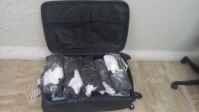 Incautan seis paquetes presumiblemente cocaína