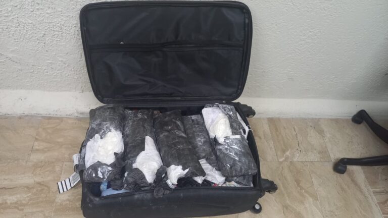 Incautan seis paquetes presumiblemente cocaína