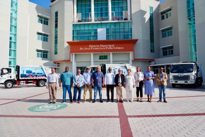 Alcalde de Santo Domingo Este presenta nuevos camiones compactadores