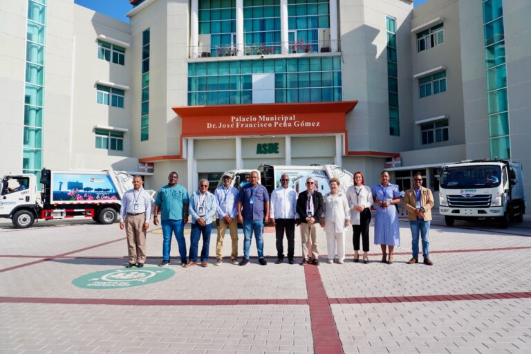 Alcalde de Santo Domingo Este presenta nuevos camiones compactadores