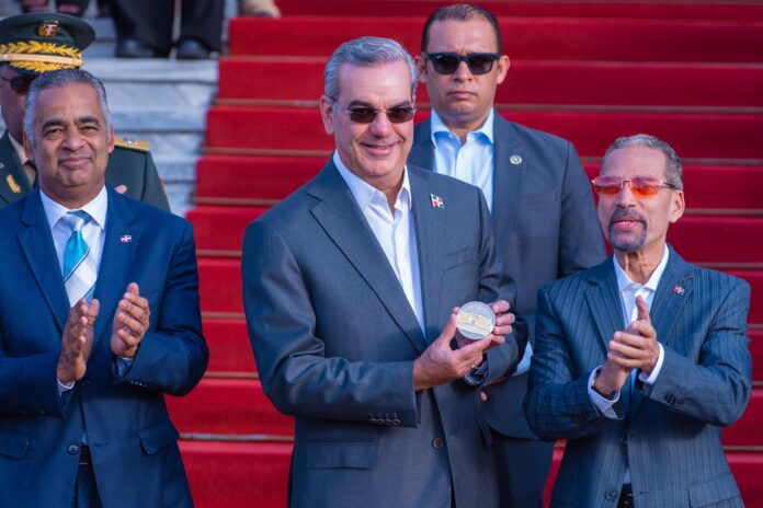 Abinader encabeza acto de homenaje a la Bandera Nacional