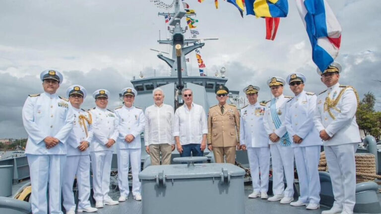 Abinader sube a bordo de el buque OPV ARC Victoria