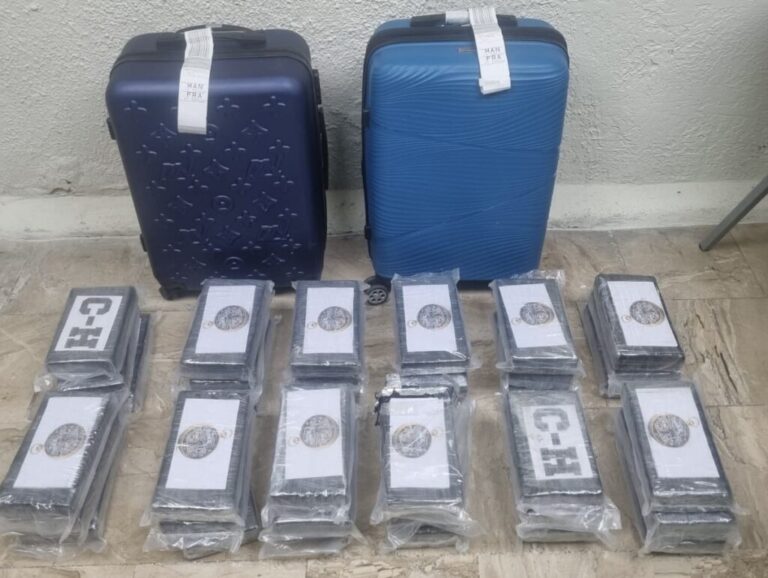 Detienen extranjero y decomisan 36 paquetes presumiblemente cocaína
