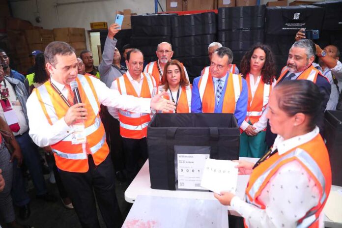 JCE inicia elaboración de 16,851 kits electorales
